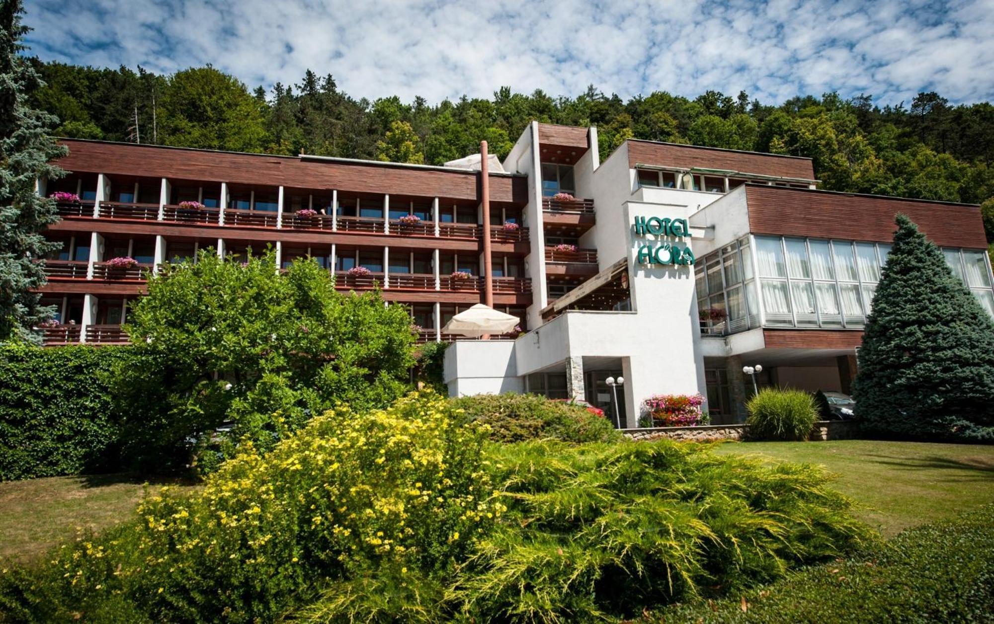 Hotel Flora Trenčianske Teplice Dış mekan fotoğraf