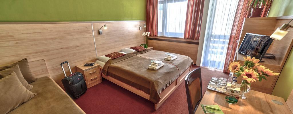 Hotel Flora Trenčianske Teplice Dış mekan fotoğraf